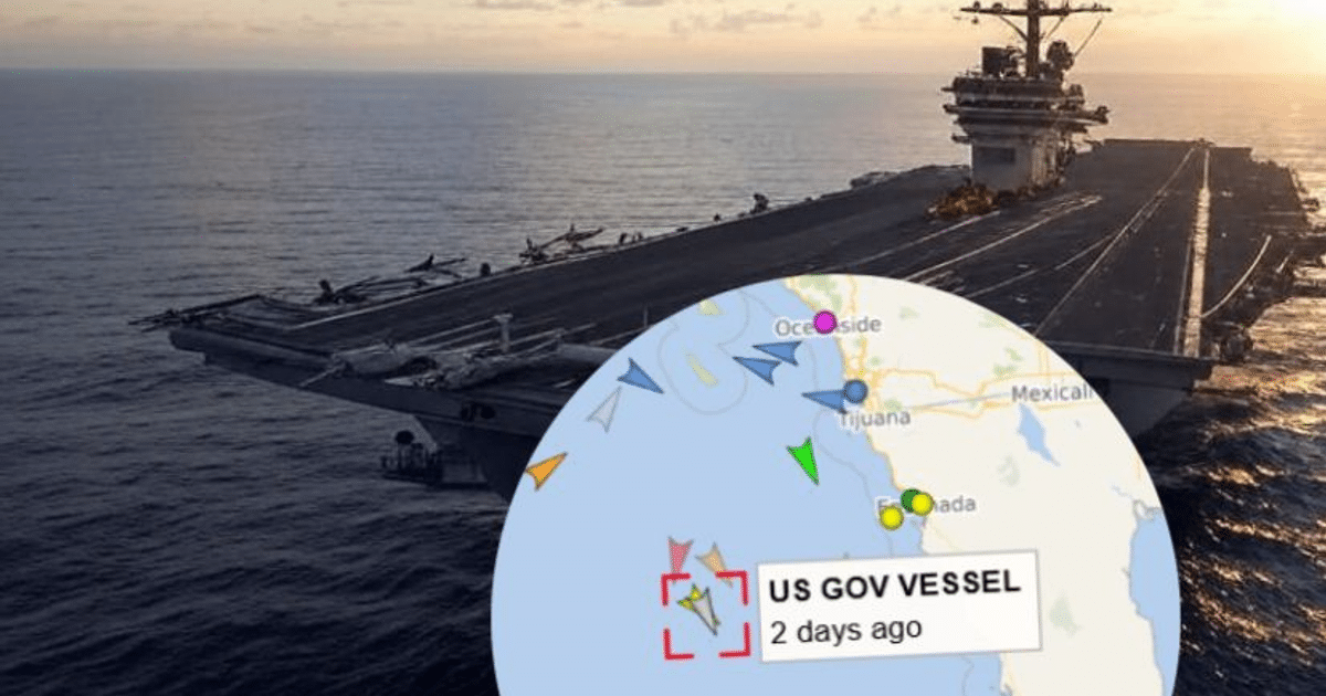 Portaaviones en el océano con mapa de ubicación de barcos cerca de California y México