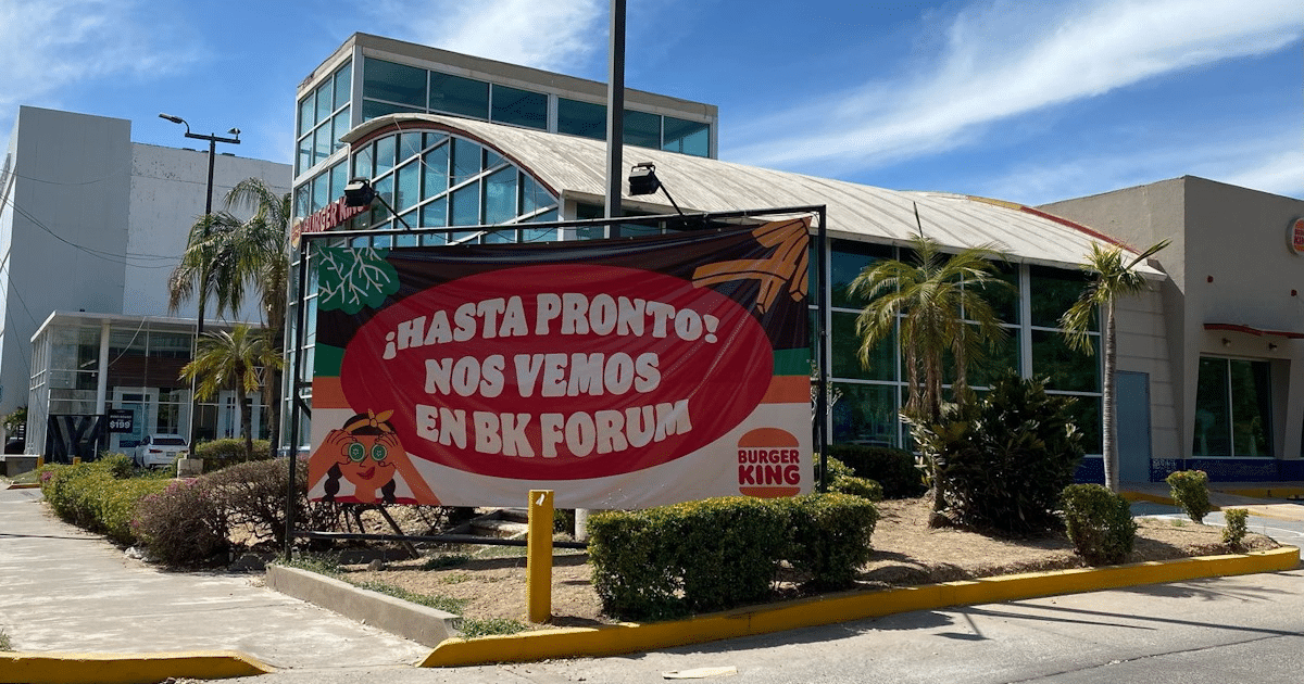 Fachada de Burger King en Culiacán con letrero de cierre y reubicación