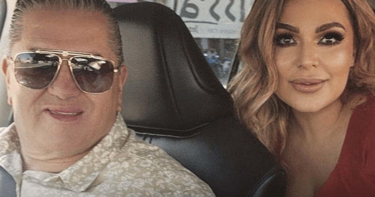 Dos personas en un vehículo, una con gafas oscuras y otra con blusa roja, en contexto de secuestro en Aguascalientes.