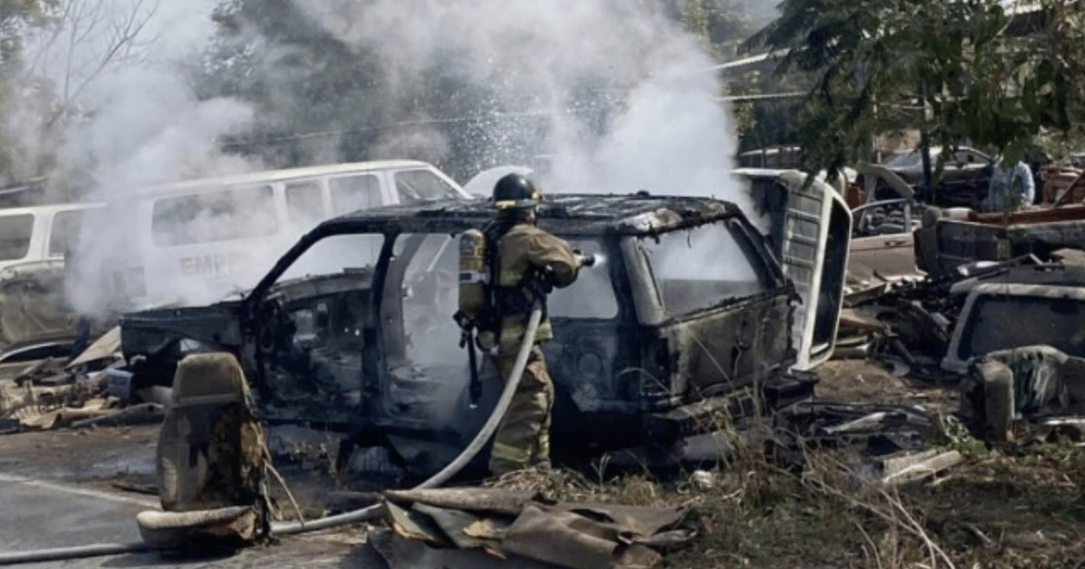 Bombero apaga incendio en vehículo quemado en Villa Unión