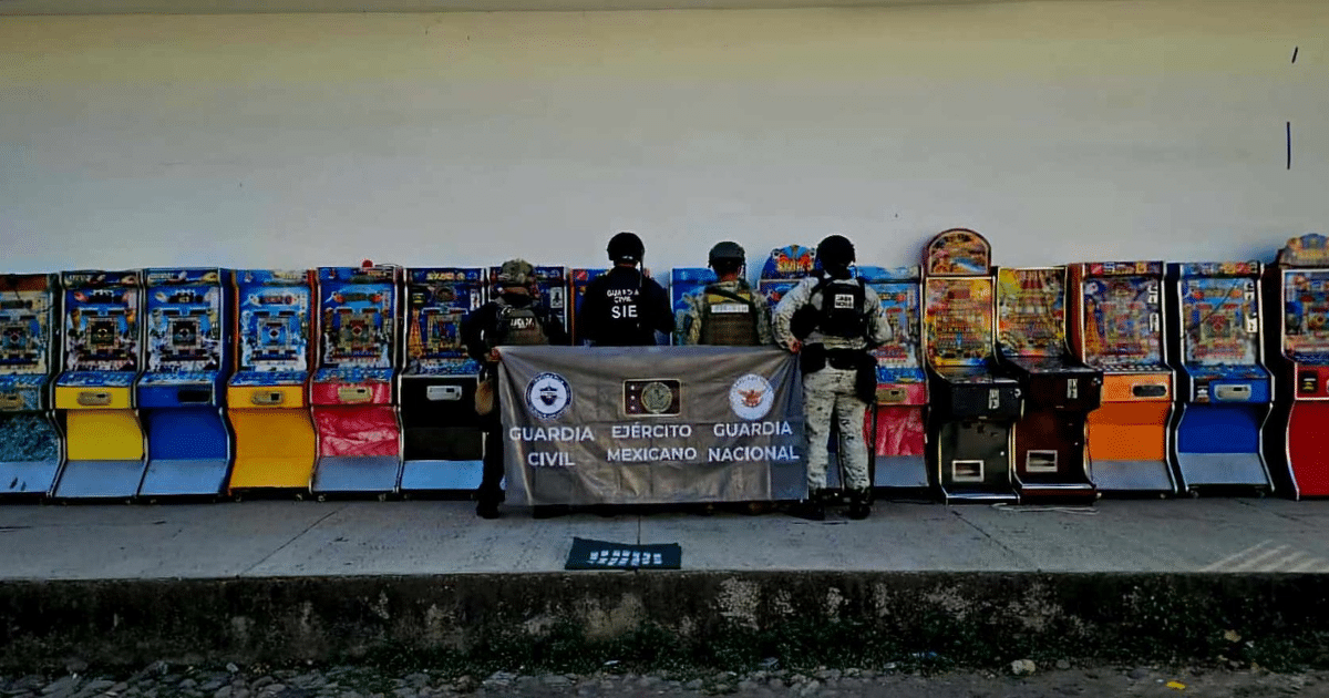 Miembros de la Guardia Civil y Ejército Mexicano en operativo de seguridad frente a máquinas tragamonedas en Navolato.