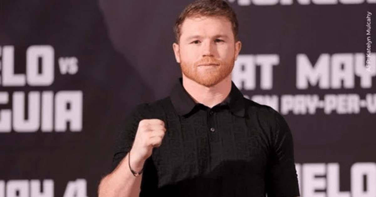 Hombre con camisa negra y puño levantado en un contexto de boxeo, con nombres 'Canelo' y 'González' al fondo.