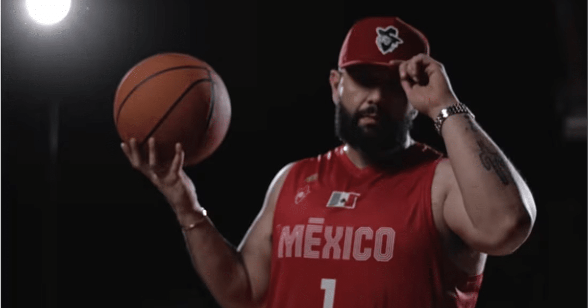 Hombre con camiseta de México y balón de baloncesto en pose de acción