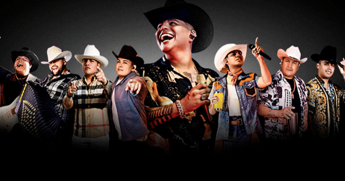 Grupo de músicos regionales mexicanos posando con atuendos coloridos y sombreros en el Carnaval de Mazatlán 2025.