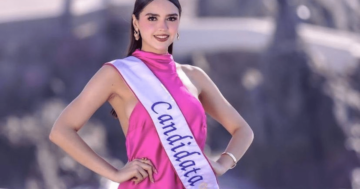 Lucero Lizárraga sonríe con un vestido rosa y banda de 'Candidata', en un entorno exterior desenfocado.