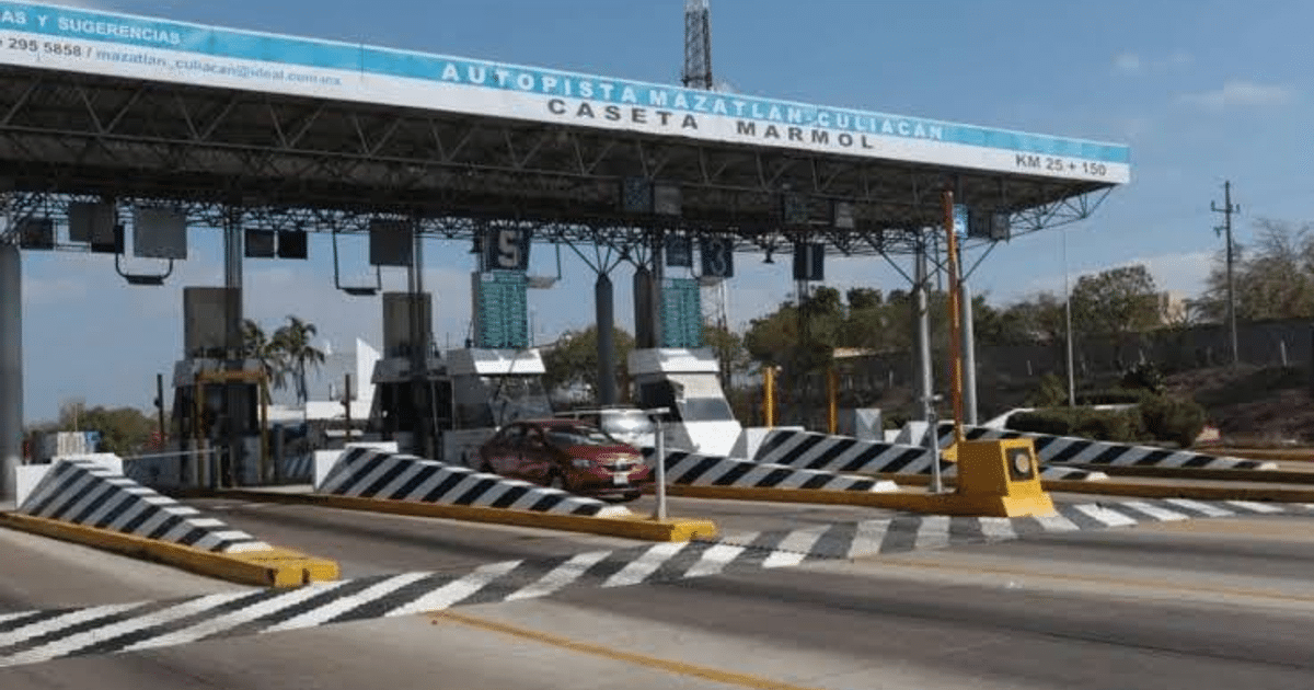 Caseta de peaje en autopista mexicana con vehículo rojo y señalización, relacionada con exención de peaje en Carnaval.