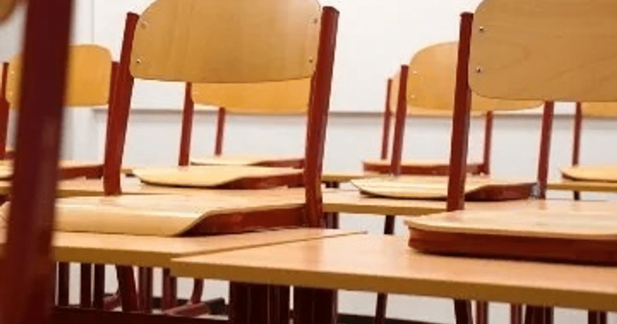 Aula vacía con sillas de madera y mesas durante la suspensión de clases por el Carnaval en Sinaloa.