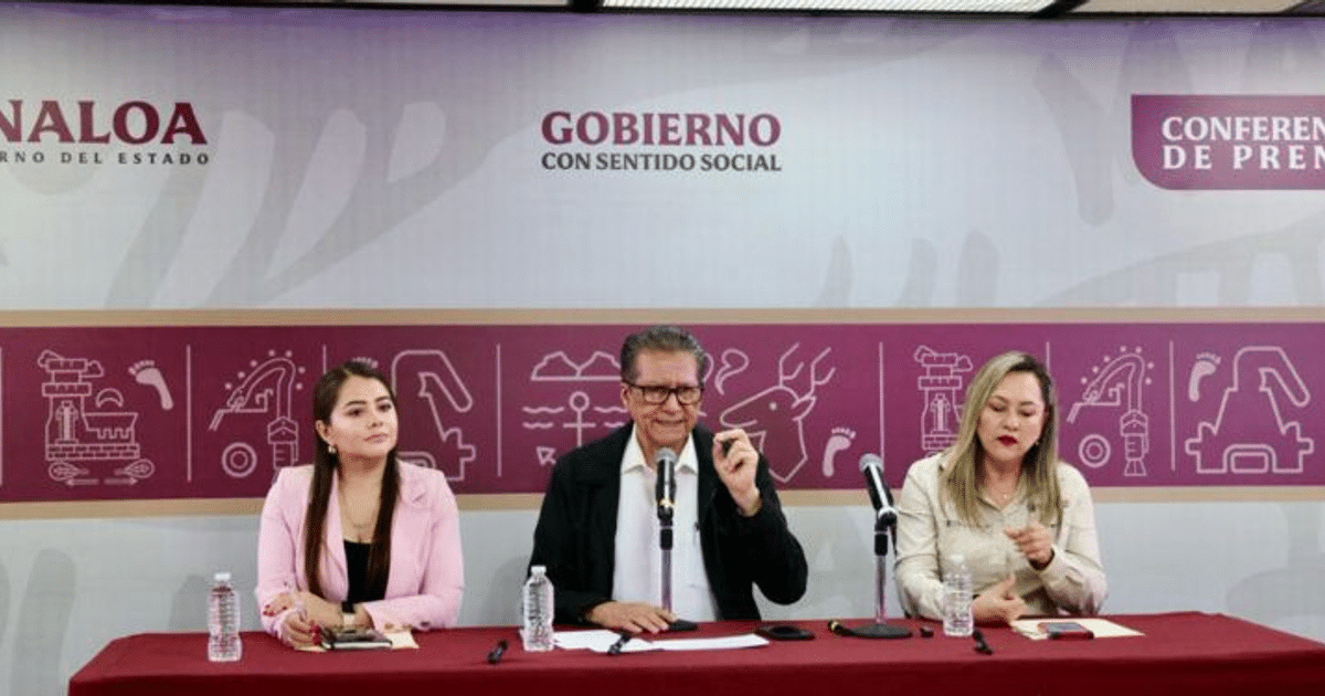 Tres personas en conferencia de prensa sobre el Carnaval de Sinaloa, con logotipo del gobierno estatal de fondo.