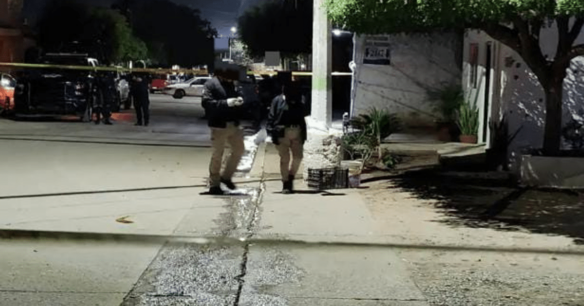 Investigación nocturna en Culiacán con cinta de seguridad y personal táctico tras ataque a propiedad.