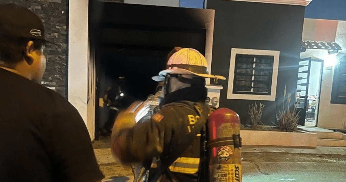 Bombero en escena de incendio tras ataque en Mazatlán