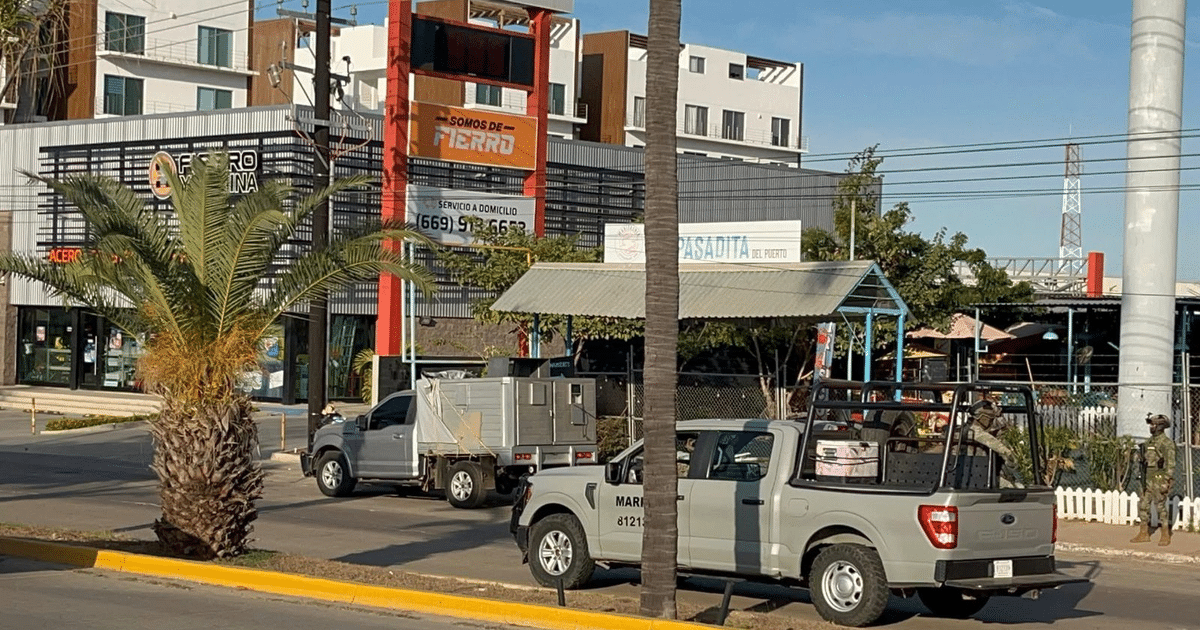 Entorno urbano con vehículos y soldados en Peche Rice, relacionado con operativo de seguridad.