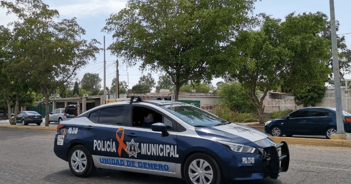Vehículo de Policía Municipal azul y blanco en área urbana