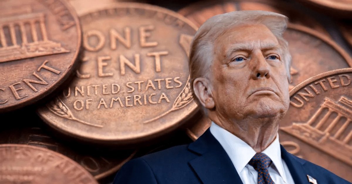 Monedas de un centavo apiladas con una persona seria en primer plano, representando el cese de producción del centavo estadounidense.