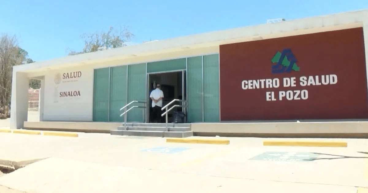 Edificio del Centro de Salud El Pozo en Sinaloa con una persona en la entrada.