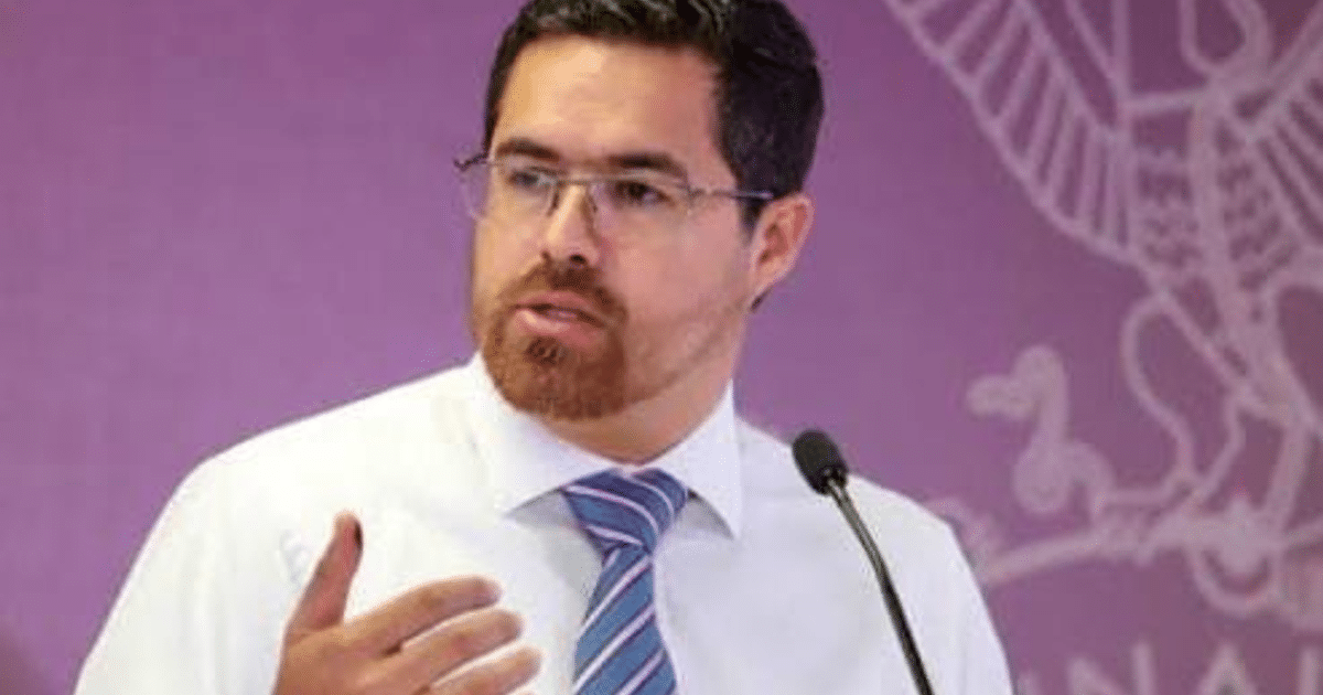 Persona hablando con micrófono sobre estrategias de salud en zonas afectadas por violencia, fondo púrpura.