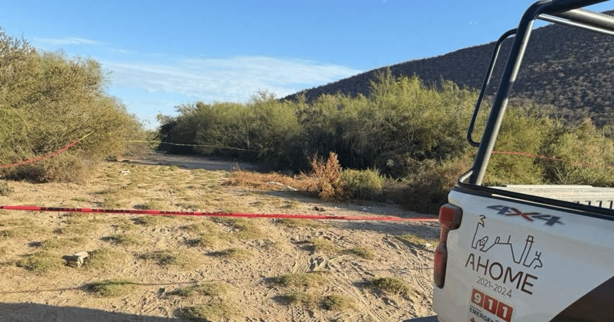 Terreno desértico con cinta de seguridad y vehículo oficial en Ahome, relacionado con hallazgo de restos calcinados.
