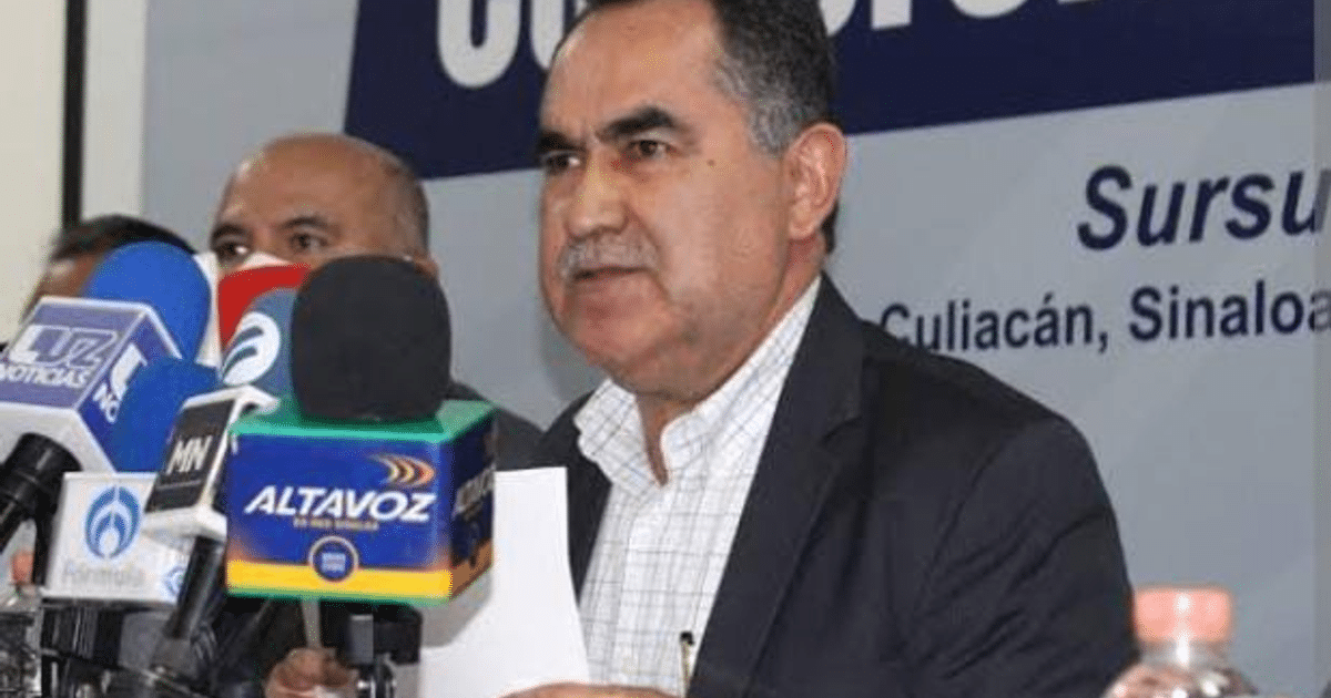 Hombre hablando en un evento en Culiacán, rodeado de micrófonos de prensa.