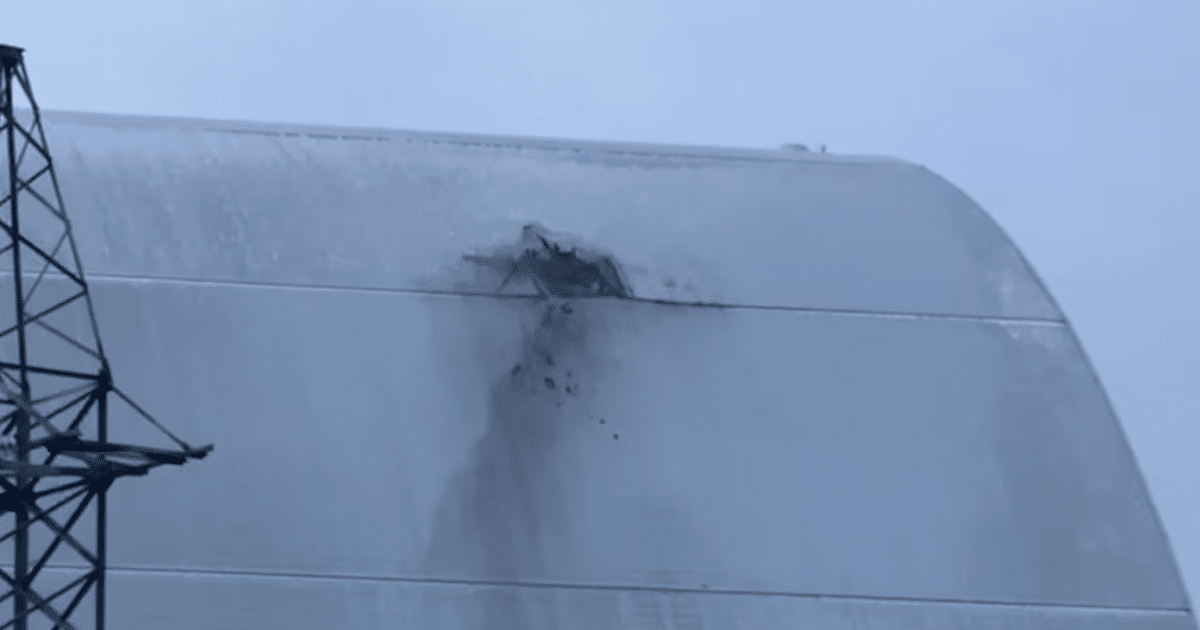 Estructura dañada del reactor de Chernóbil con agujero y derrame de líquido tras ataque con dron