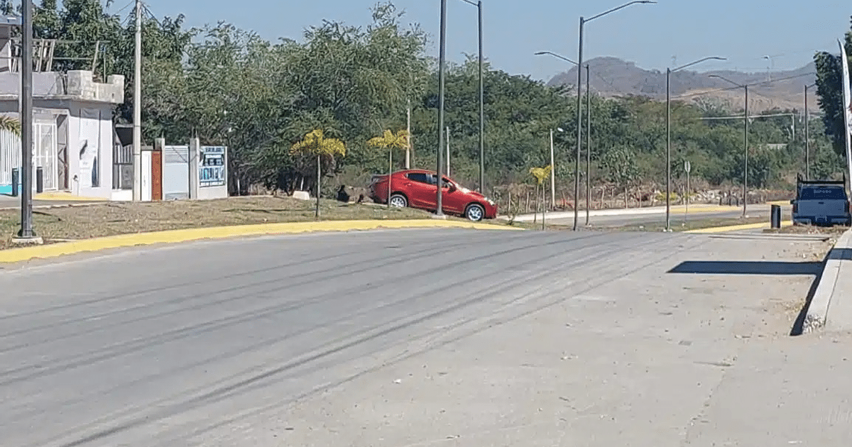 Calle despejada en Mazatlán con vehículo rojo estacionado tras intento de asalto
