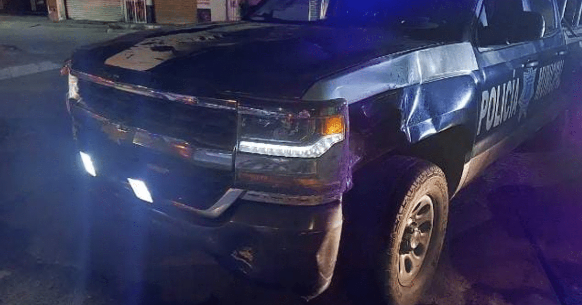 Camioneta de policía dañada tras accidente nocturno en Mazatlán