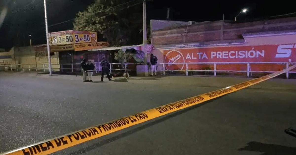 Intervención policial nocturna en Culiacán con cinta de delimitación y agentes presentes.