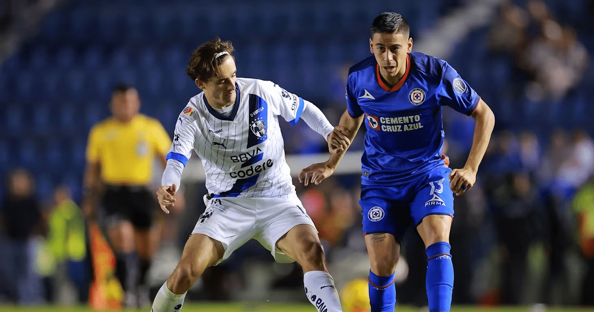 Dos jugadores de fútbol compiten por el balón en un partido de la Concachampions Cup, con un estadio lleno de espectadores al fondo.