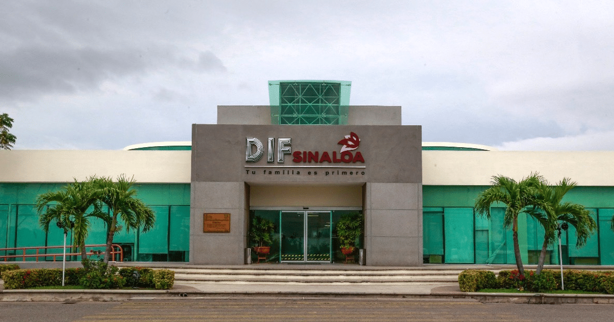 Fachada del edificio del DIF Sinaloa con diseño moderno y lema 'Tu familia es primero'.