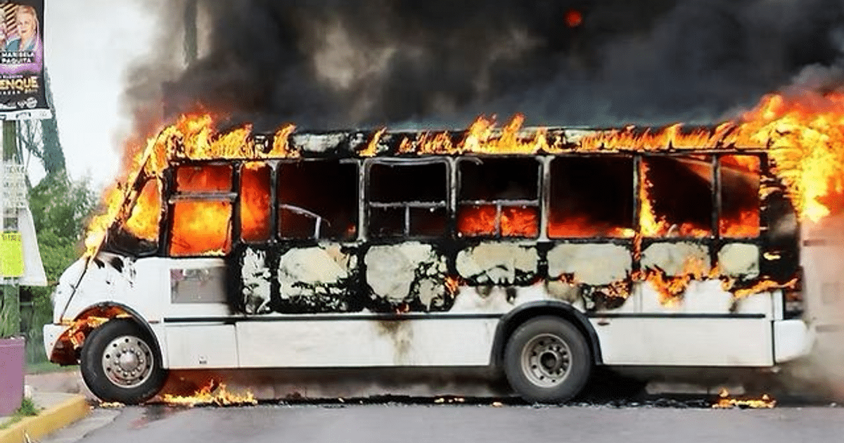 Autobús en llamas en área urbana, simbolizando violencia de grupos delictivos en México.