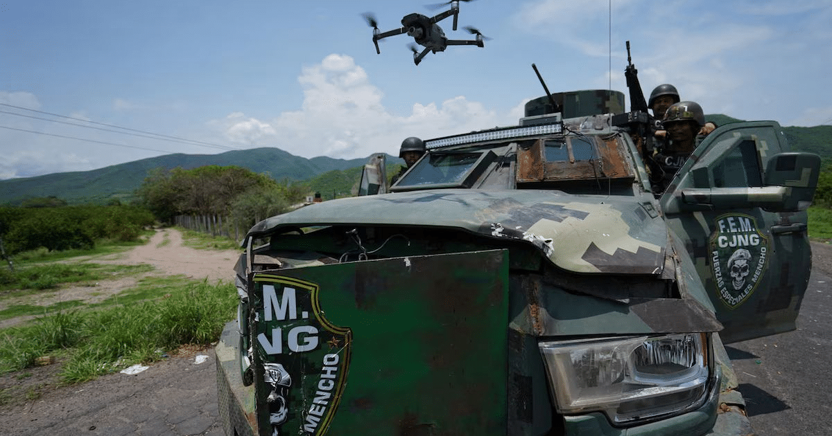 Vehículo militar dañado con soldados y dron en paisaje montañoso