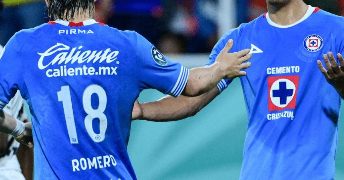 Jugadores de Cruz Azul con camisetas azules en el campo, uno con el número 18 y el nombre 'ROMERO'.