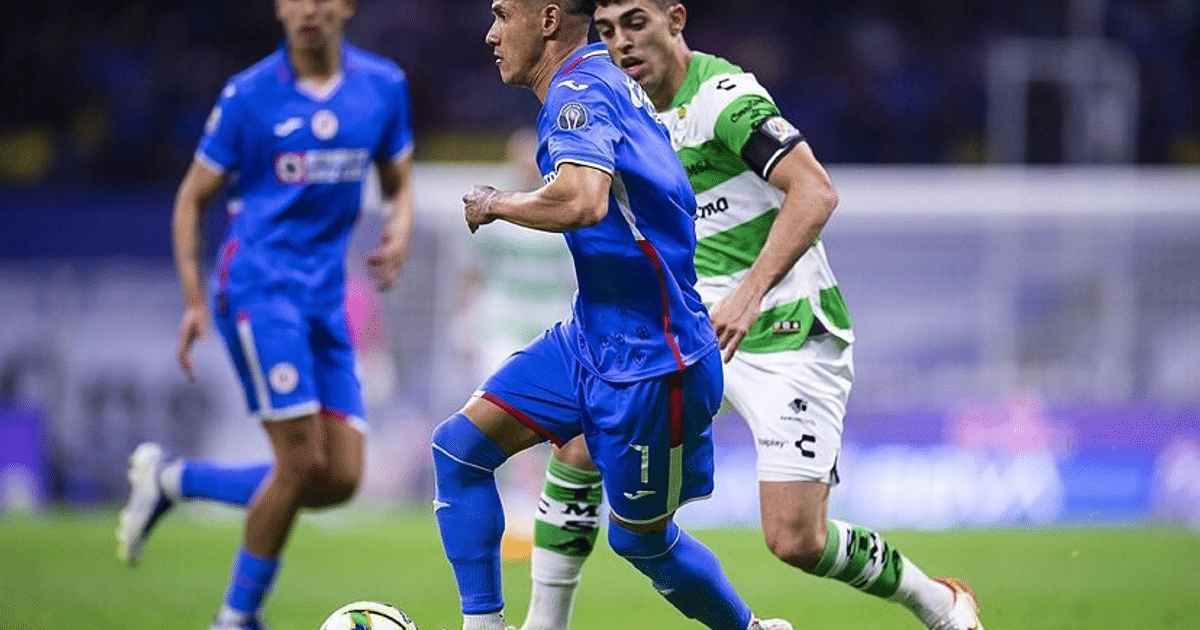 Jugador de Cruz Azul dribla el balón ante la presión de jugadores de Santos en el Clausura 2025
