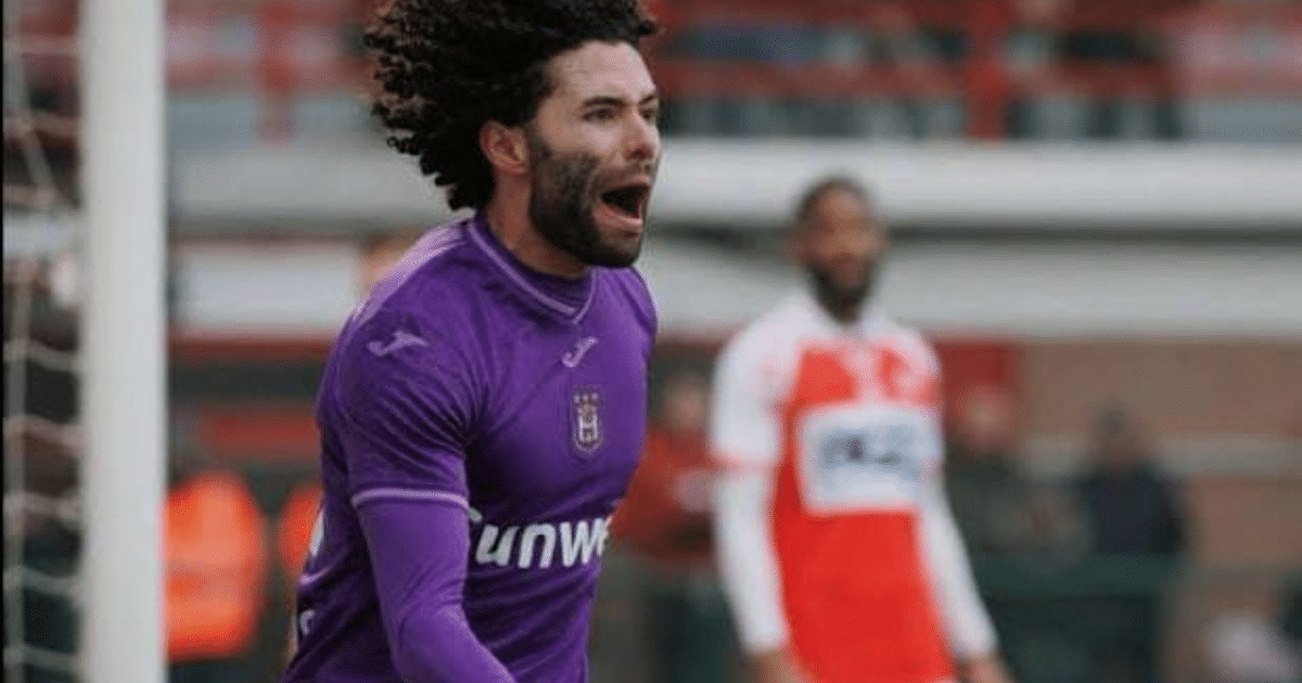 Portero de Anderlecht celebrando en el partido contra Antwerp en la Jupiler Pro League