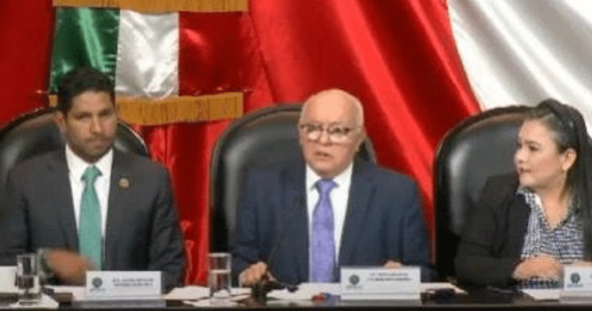 Tres personas en un panel de discusión con bandera de México al fondo, abordando irregularidades en la Cuenta Pública 2023.