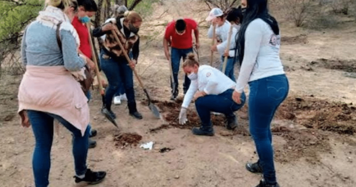 Personas cavando en un terreno rural en Culiacán, Sinaloa, durante un hallazgo forense.