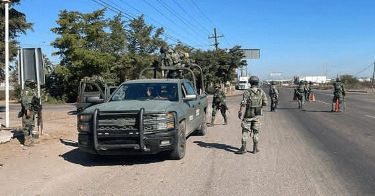Operativo de seguridad en carretera La 20 con vehículo verde y personal militar
