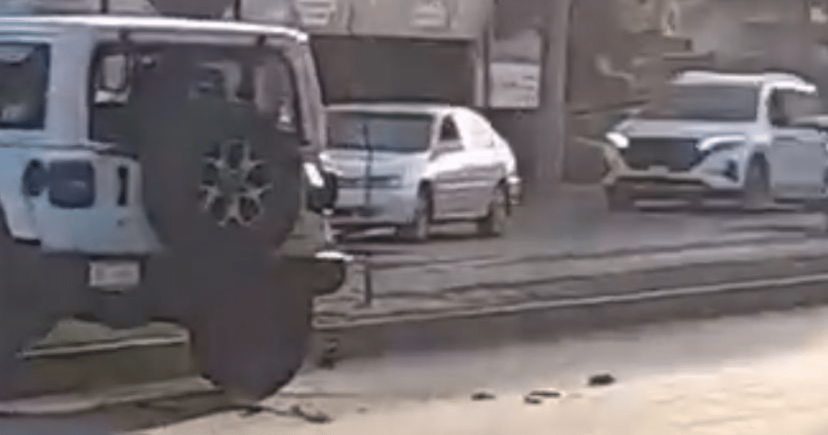 Tráfico en Culiacán con jeep y automóvil blanco durante enfrentamientos urbanos