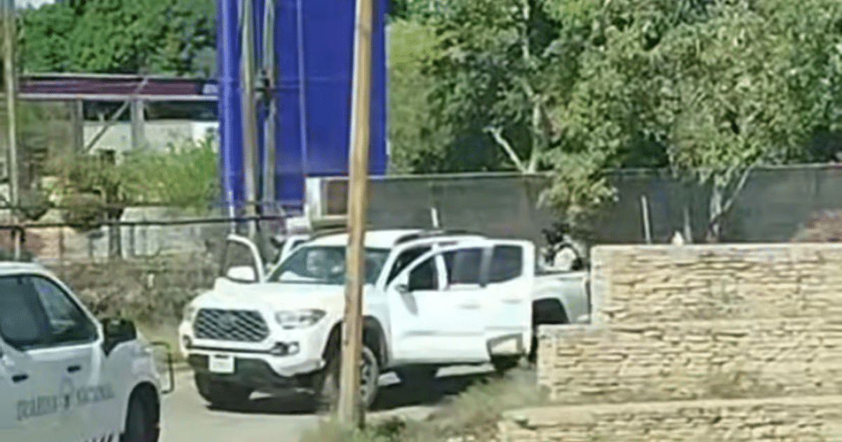 Camioneta blanca con puertas abiertas y coche blanco en operativo de la Guardia Nacional en Culiacán