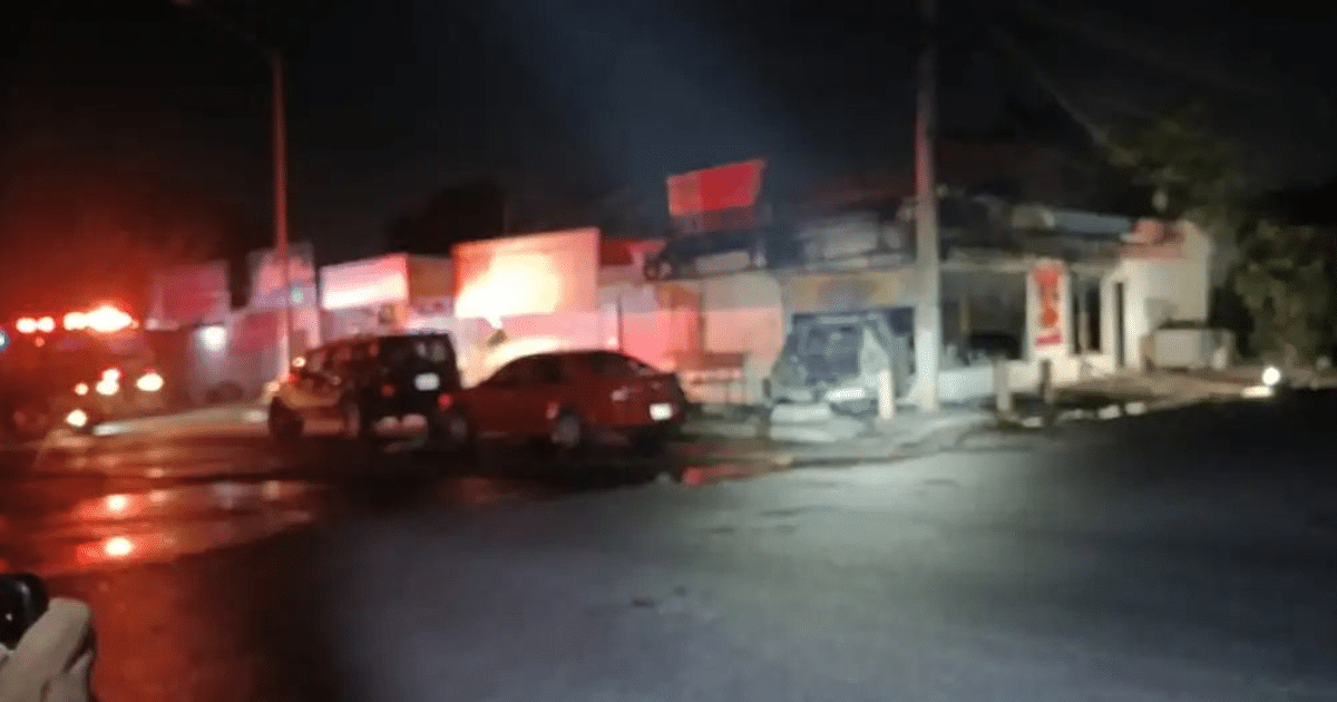 Automóviles estacionados en Culiacán con luces de emergencia en el fondo