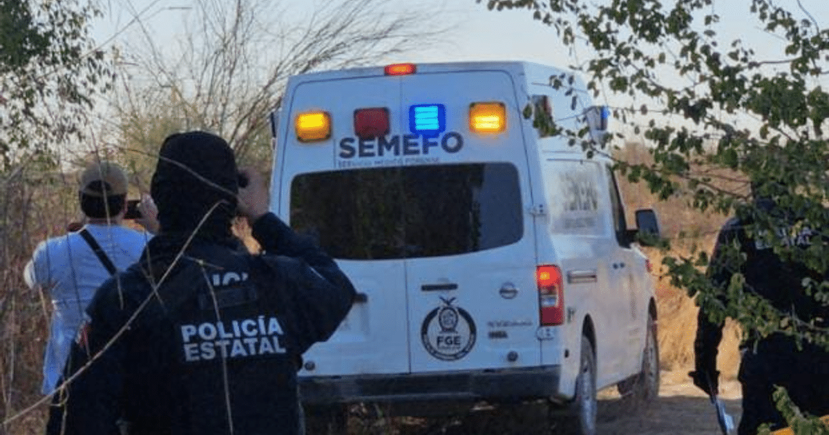 Ambulancia del SEMEFO y policías en escena forense al aire libre en Culiacán