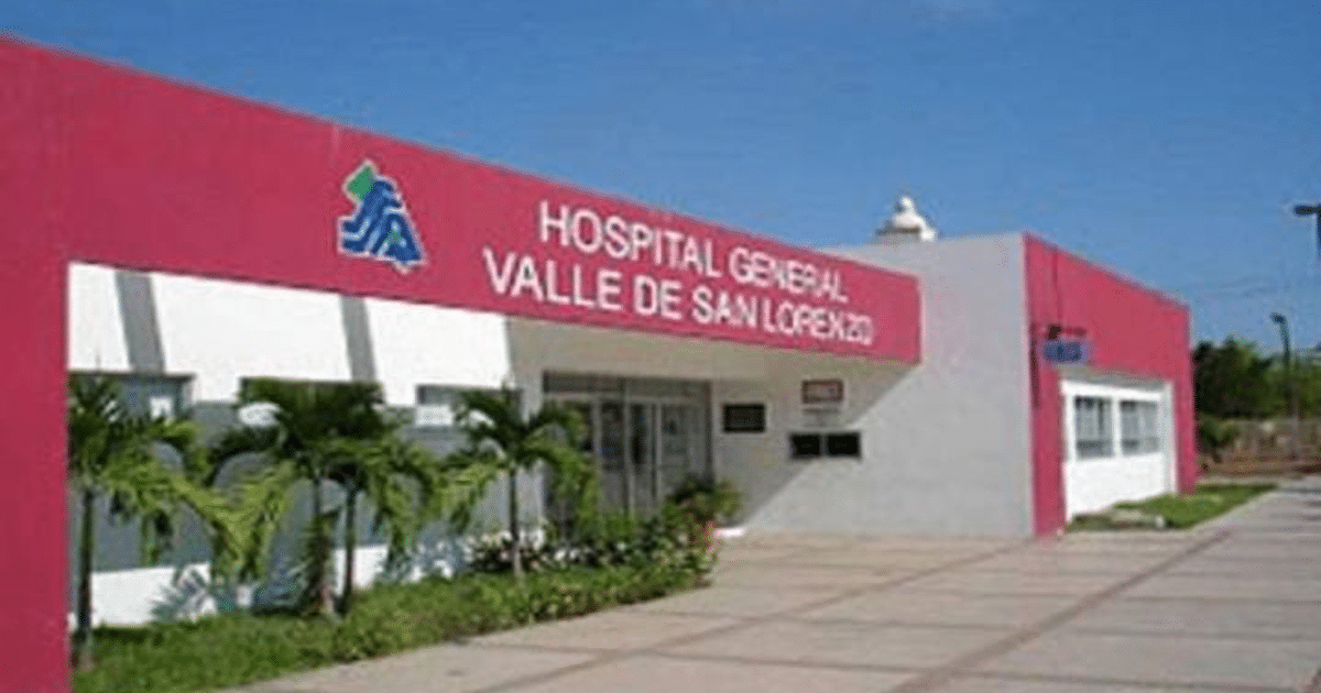 Fachada del Hospital General Valle de San Lorenzo con palmeras y cielo despejado