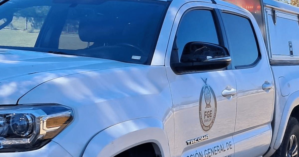 Camioneta blanca de la Fiscalía de Sinaloa en un operativo forense en Culiacán
