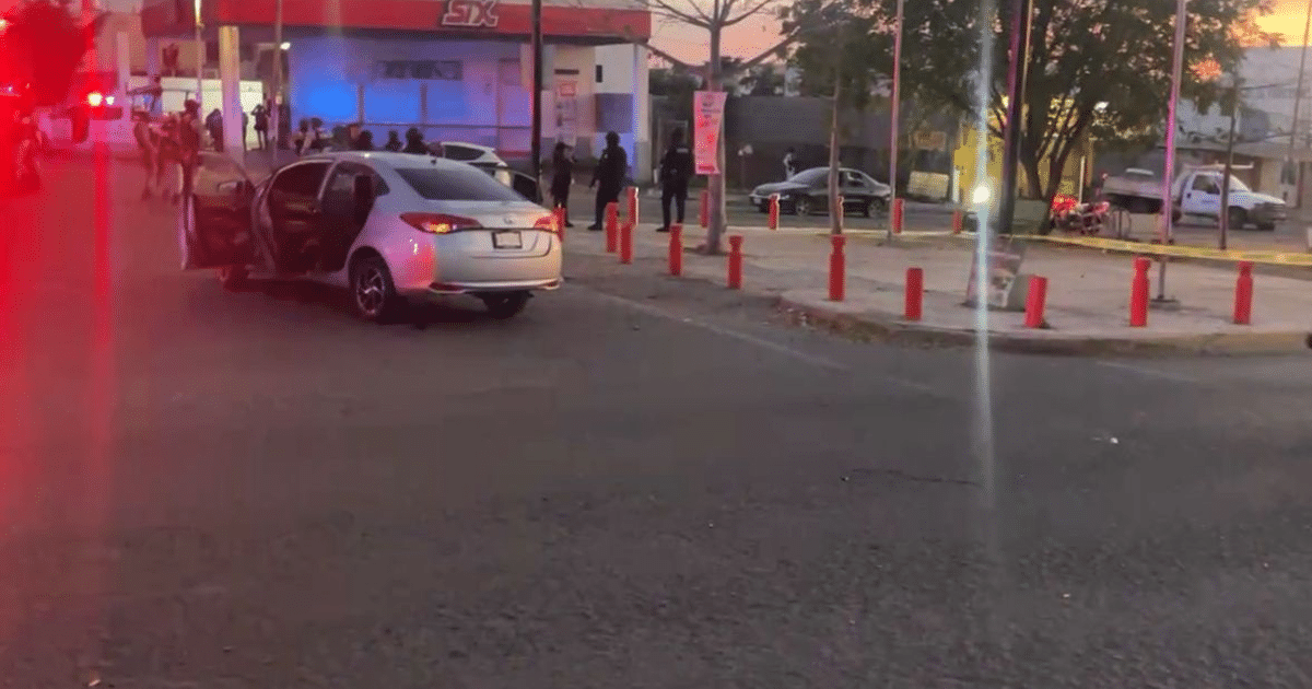 Automóvil blanco con puertas abiertas en escena de incidente en Culiacán