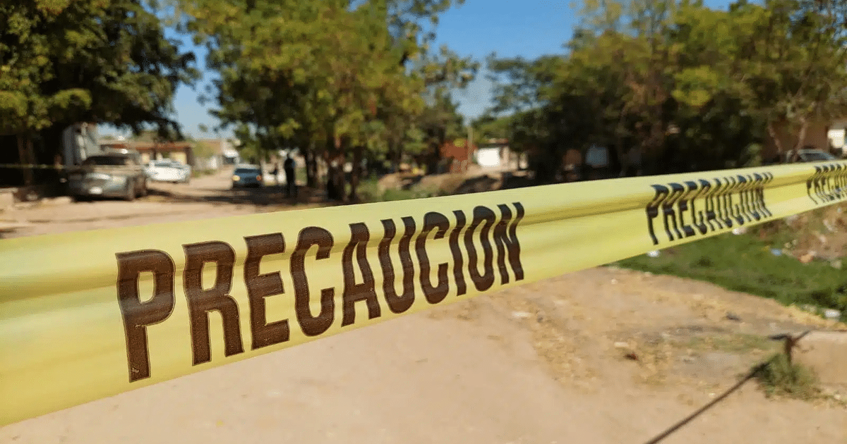 Cordón de precaución amarillo en escena de crimen en Culiacán con vehículos y árboles al fondo.