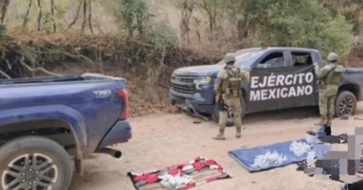 Soldados del Ejército Mexicano junto a vehículos en un operativo de seguridad en Culiacán.