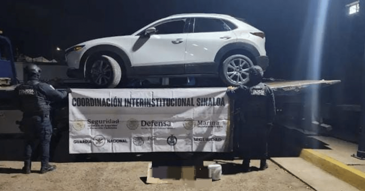 SUV blanco asegurado en operativo nocturno en Culiacán con autoridades presentes.
