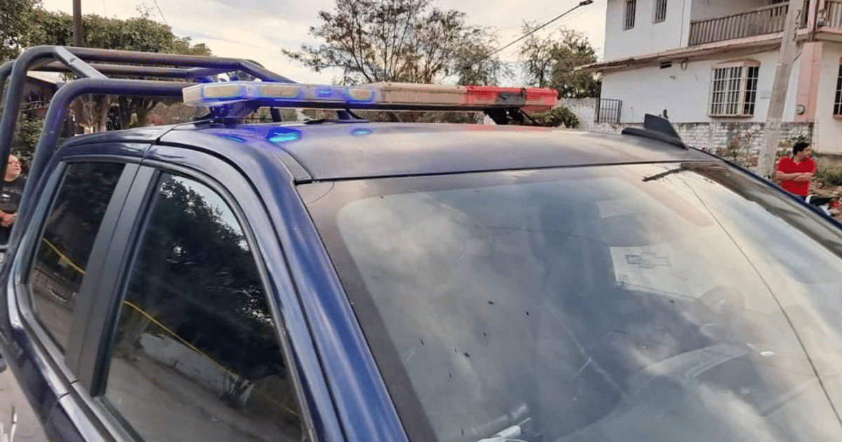 Patrulla policial con luces intermitentes en operativo de seguridad en Culiacán
