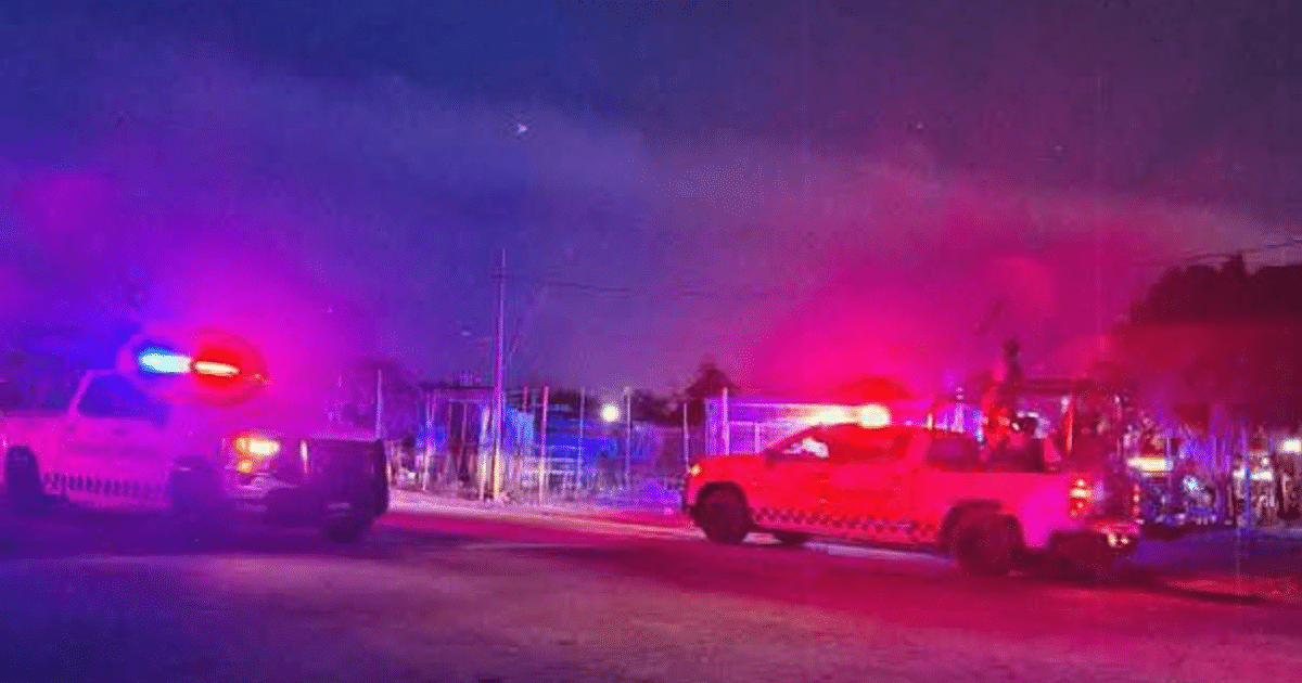Vehículos de emergencia con luces rojas y azules en un operativo nocturno en Culiacán.
