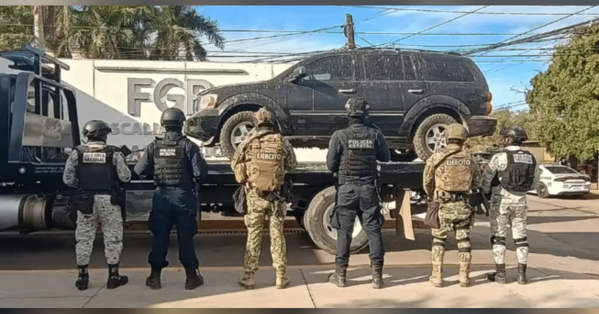 SUV negro en plataforma rodeado por fuerzas de seguridad en operativo en Culiacán