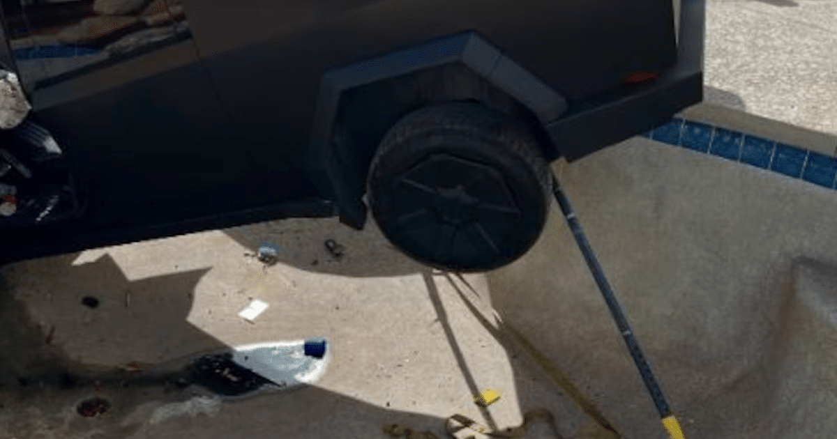 Tesla Cybertruck negro mate con una rueda en el aire, cerca de caer en una piscina vacía en Phoenix.