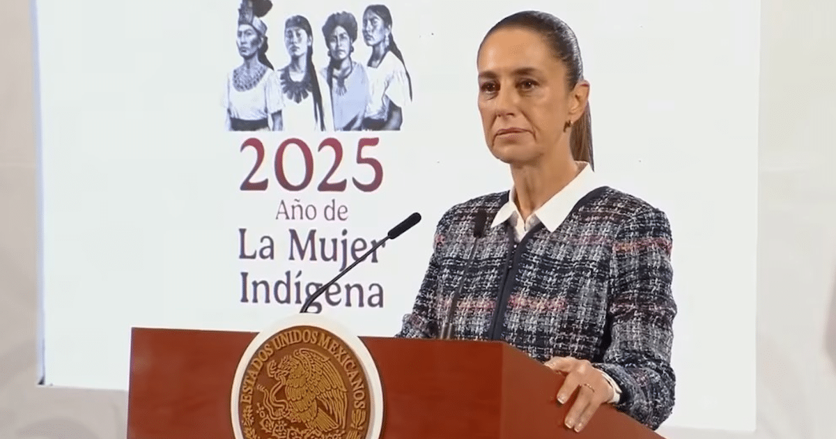 Mujer indígena hablando en un evento oficial con fondo de '2025 Año de La Mujer Indígena' y escudo de México.